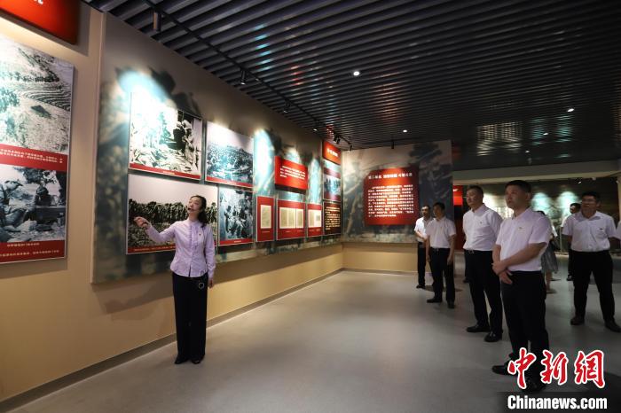圖為西藏航空一行在臨沂市孟良崮戰(zhàn)役紀(jì)念館開(kāi)展主題教育活動(dòng)?！〗?攝