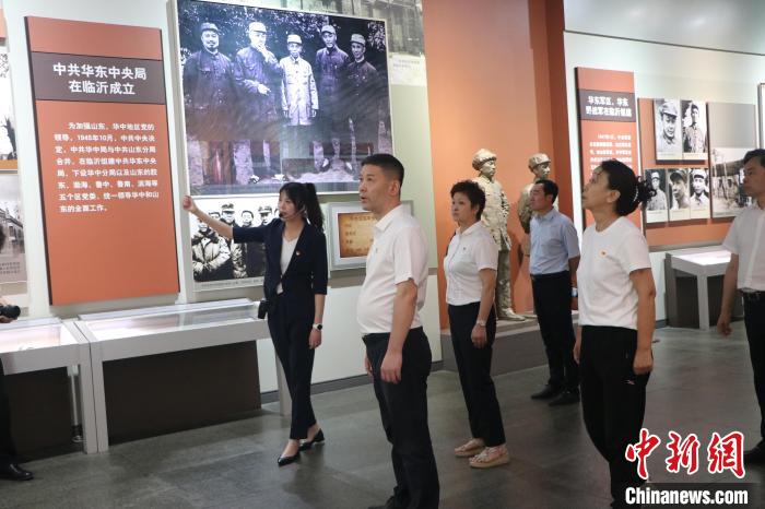 圖為西藏航空一行在臨沂市沂蒙革命紀(jì)念館開(kāi)展主題教育活動(dòng)?！〗?攝