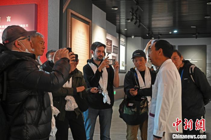 圖為中外媒體采訪西藏自治區(qū)藏醫(yī)院相關(guān)負(fù)責(zé)人?！≮w朗 攝