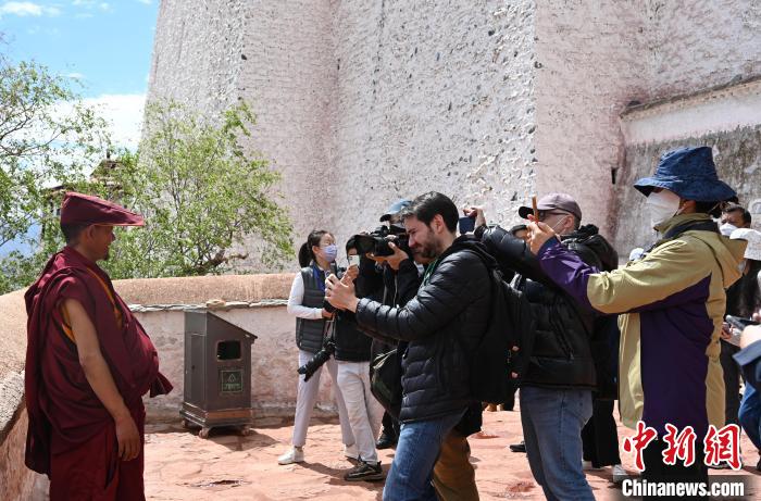 圖為中外媒體拍攝朝拜布達(dá)拉宮的僧人。　趙朗 攝