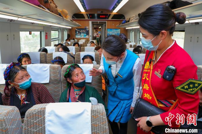 農(nóng)牧民乘坐高原復(fù)興號(hào)動(dòng)車組出行?！≈軔傁?攝