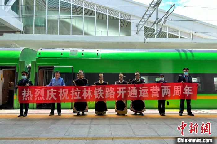 中國(guó)鐵路青藏集團(tuán)有限公司慶祝拉林鐵路開通運(yùn)營(yíng)兩周年?！±詈Ｐ?攝