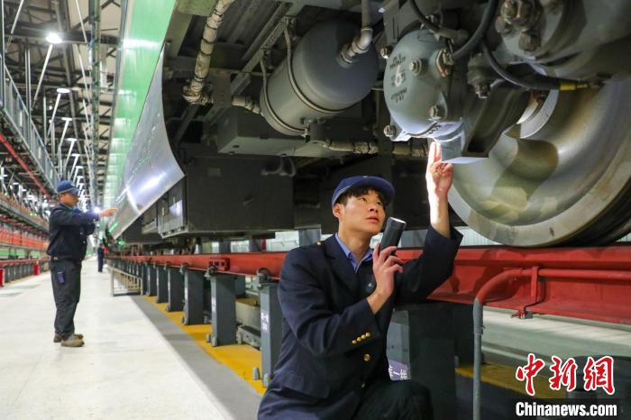 圖為工作人員檢查高原復(fù)興號(hào)。　周悅翔 攝