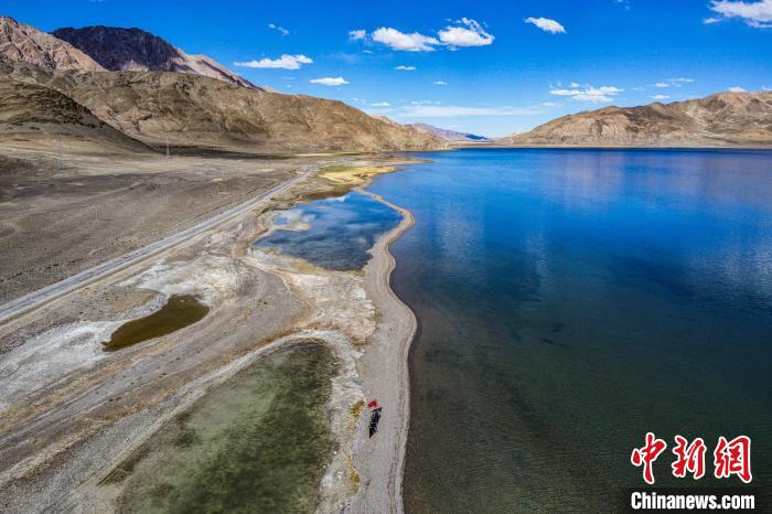 班公湖又稱措木昂拉仁波，藏語意為“長脖子天鵝”?！↓埿▲P 攝