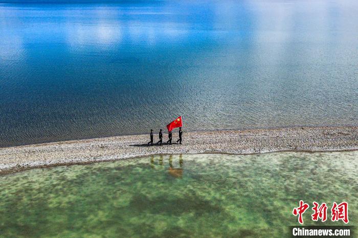 班公湖巡邏現(xiàn)場。　龍小鳳 攝