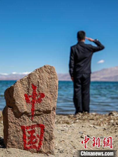 班公湖畔的“中國”標(biāo)記?！↓埿▲P 攝