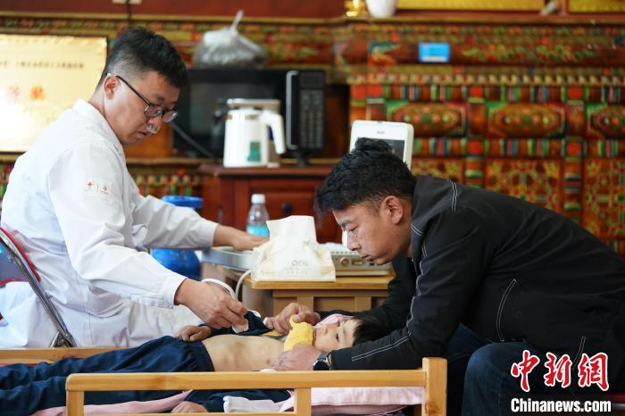 6月27日，西藏康馬縣雙語幼兒園的孩子參加先心病篩查。　蘇丹 攝