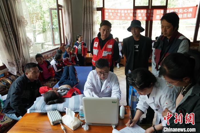 6月27日，西藏康馬縣少崗鄉(xiāng)中心小學的孩子參加先心病篩查。　蘇丹 攝