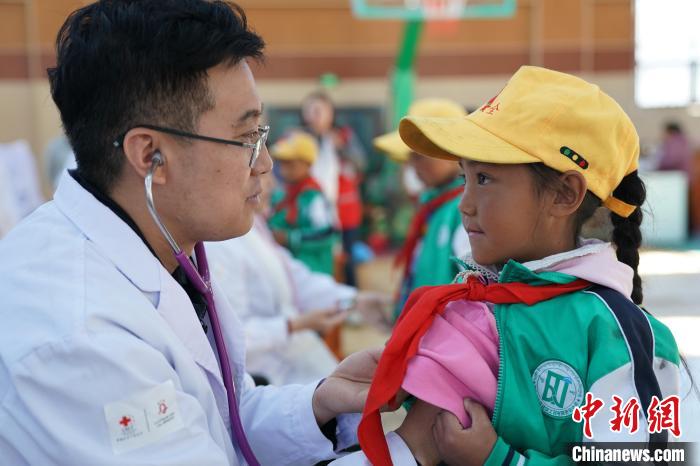 6月27日，西藏康馬縣南尼鄉(xiāng)中心小學的孩子參加先心病篩查?！√K丹 攝