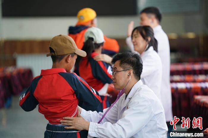 6月26日，西藏日喀則特校的孩子參加先心病篩查?！√K丹 攝