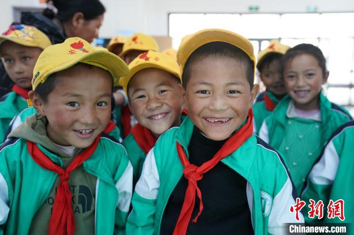 6月27日，西藏康馬縣南尼鄉(xiāng)中心小學的孩子參加先心病篩查?！√K丹 攝