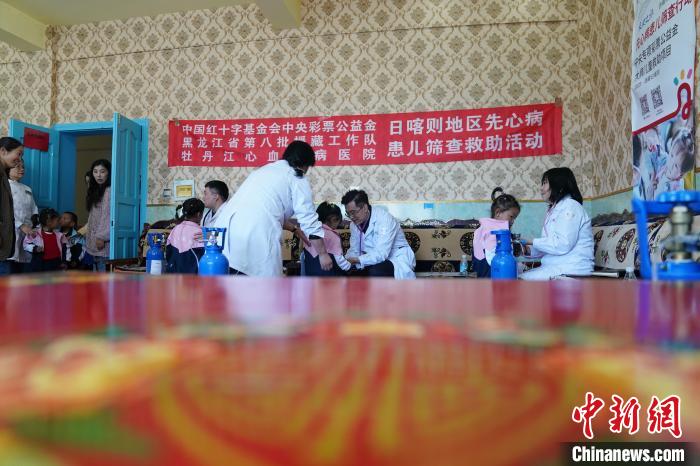6月27日，西藏康馬縣雙語幼兒園的孩子參加先心病篩查?！√K丹 攝