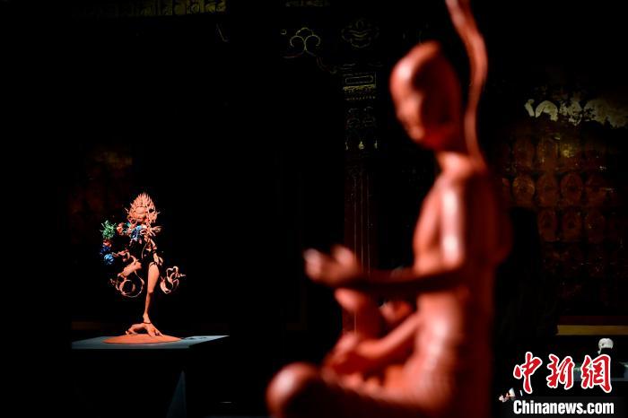 圖為展覽中圍繞西藏歷史與傳統(tǒng)創(chuàng)作的雕塑作品。　李林 攝
