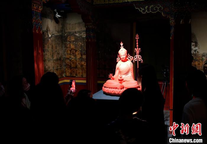 圖為觀眾正在欣賞展覽中的雕塑作品。　李林 攝