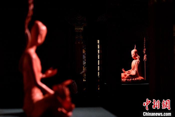 圖為展覽中圍繞西藏歷史與傳統(tǒng)創(chuàng)作的雕塑作品?！±盍?攝