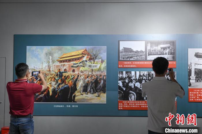 圖為市民參觀《曙光·偉業(yè)——五四運動與中國共產(chǎn)黨的成立》“七一”特展。　貢嘎來松 攝