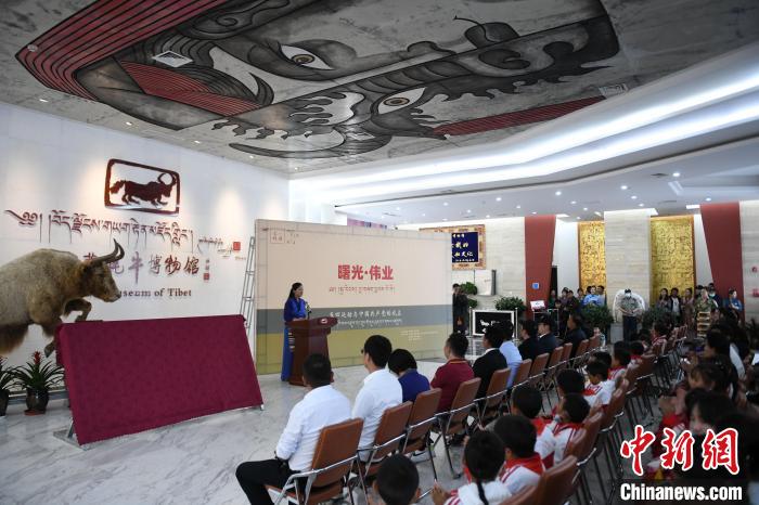 圖為《曙光·偉業(yè)——五四運動與中國共產(chǎn)黨的成立》“七一”特展開幕儀式現(xiàn)場?！∝暩聛硭?攝