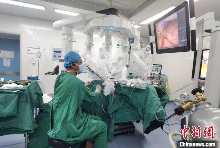 圖為援藏主任郝一昌協(xié)助進(jìn)行達(dá)芬奇機(jī)器人手術(shù)。　西藏自治區(qū)人民醫(yī)院供圖