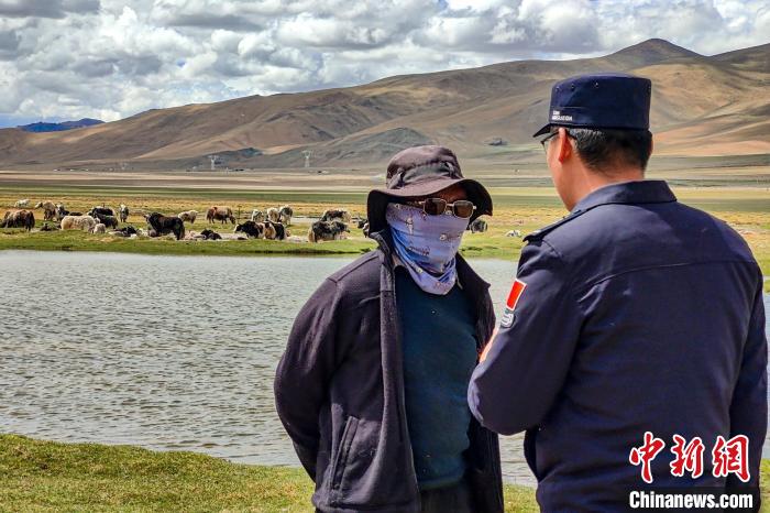 資料圖為民警何宗源在公珠湖了解牧民情況?！↓埿▲P 攝