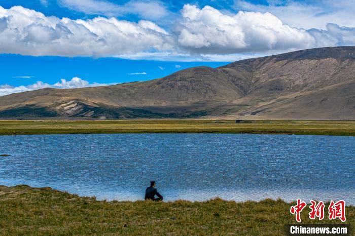 資料圖為執(zhí)勤民警何宗源在公珠湖畔濕地留影?！↓埿▲P 攝