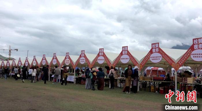 圖為熱鬧的“松贊夜市”?！∝暽＠?攝