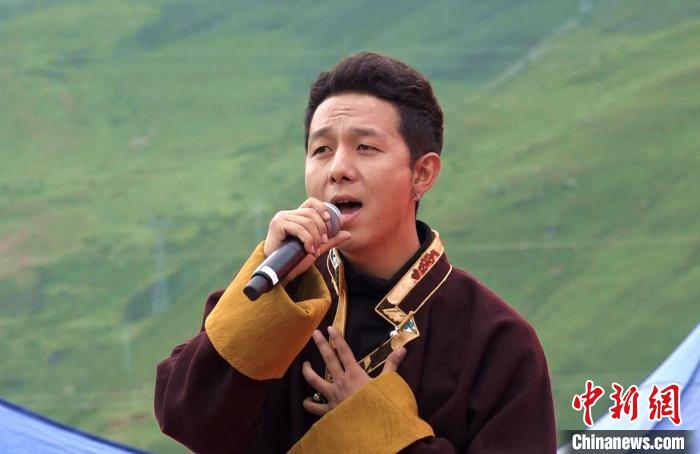 圖為藝人為開幕式獻唱?！∝暽＠?攝