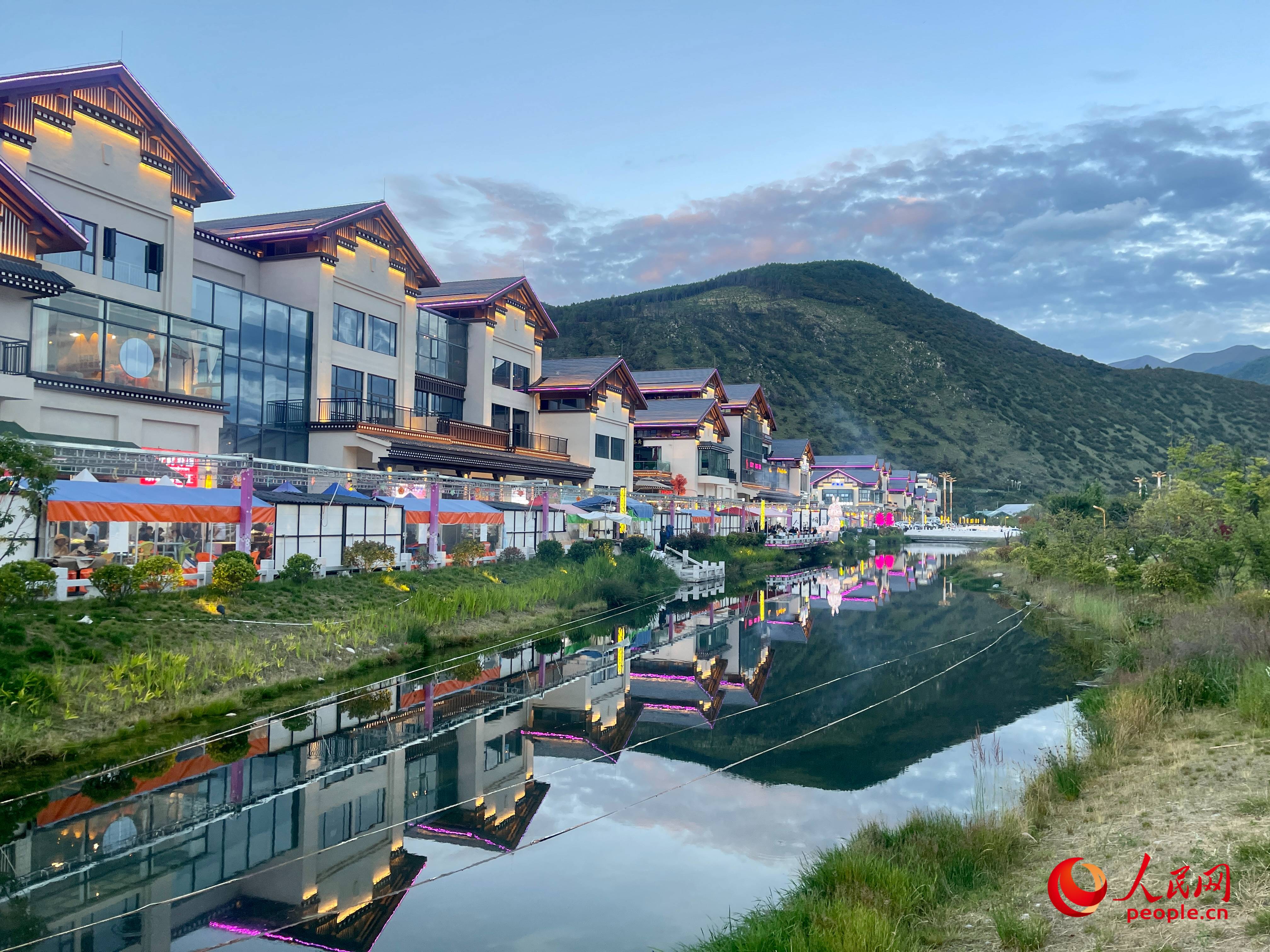 工布公園的一角，風(fēng)景秀麗。人民網(wǎng) 周靜圓攝