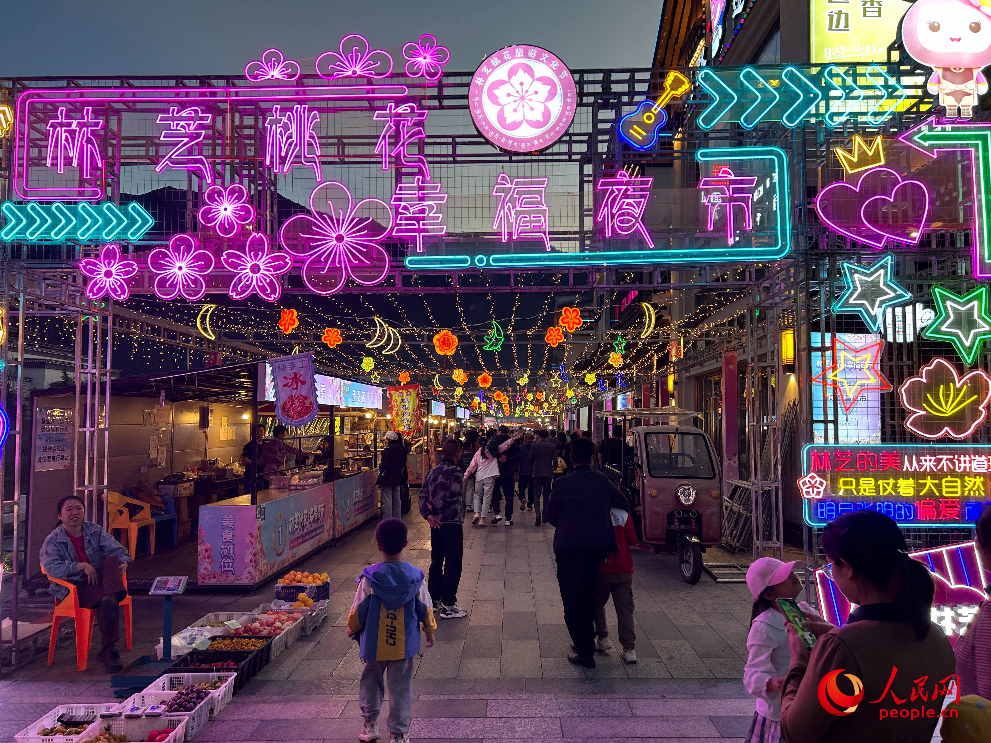 工布公園里的夜市，人來人往。人民網(wǎng) 周靜圓攝