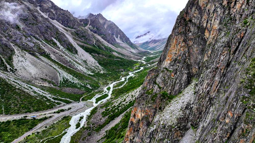 磅礴的河流滋養(yǎng)著山間草木。張澤坤攝