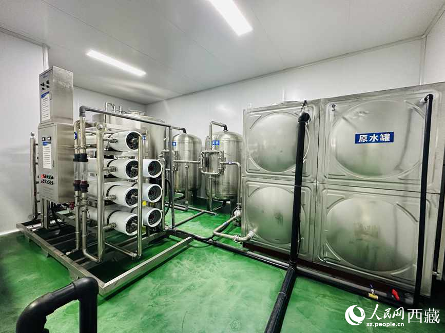 “色達(dá)牙泉”礦泉水（桶裝水）生產(chǎn)加工基地。人民網(wǎng)記者 次仁羅布攝