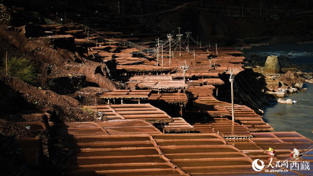 大大小小數(shù)千塊鹽田，形成一道絕美的風(fēng)景線。人民網(wǎng)記者 次仁羅布攝