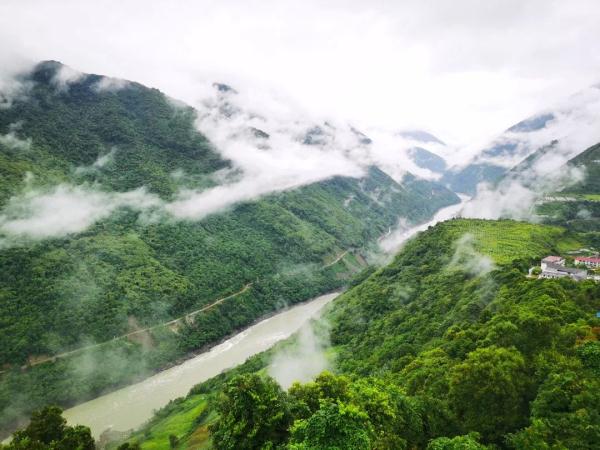 幾代建設(shè)者，歷經(jīng)半個(gè)多世紀(jì)完成！這是一條怎樣的公路？