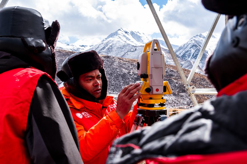 2023年11月30日，西藏自治區(qū)那曲市索縣榮布至丁青縣巴達35千伏線路工程負責人黃小洪（左二）現(xiàn)場開展線路弧測量教學。趙清鵬攝
