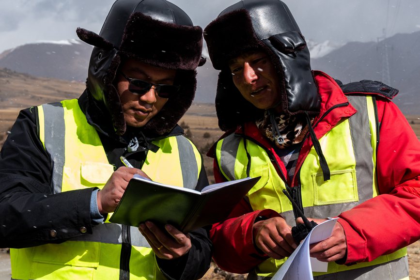 2023年11月30日，西藏自治區(qū)那曲市索縣榮布至丁青縣巴達35千伏線路工程施工現(xiàn)場人員正在開展現(xiàn)場作業(yè)。趙清鵬攝