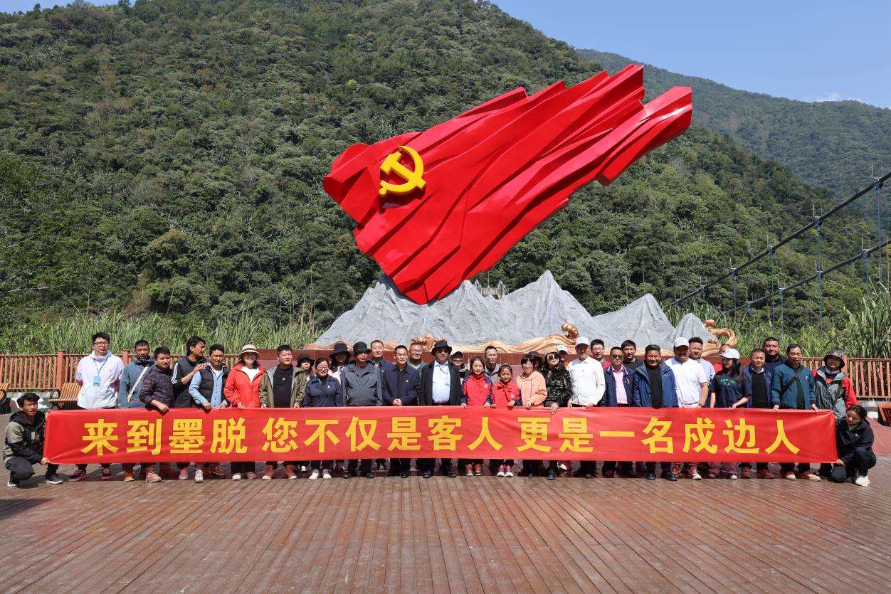 圖為:縣外游客在墨脫縣愛國(guó)強(qiáng)邊教育基地觀摩學(xué)習(xí)
