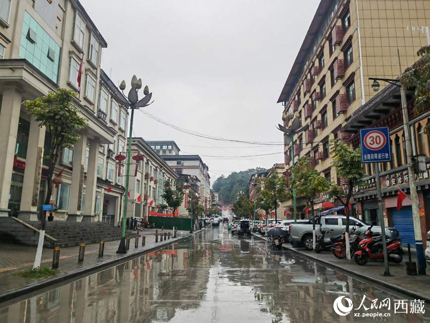 如今的墨脫縣城一應(yīng)俱全。人民網(wǎng) 李海霞攝