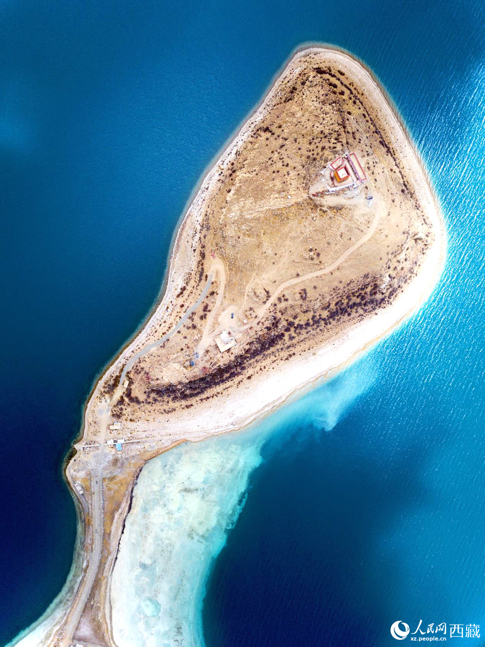 無(wú)人機(jī)視角下的西藏羊卓雍錯(cuò)日托寺風(fēng)光。人民網(wǎng)記者 次仁羅布攝