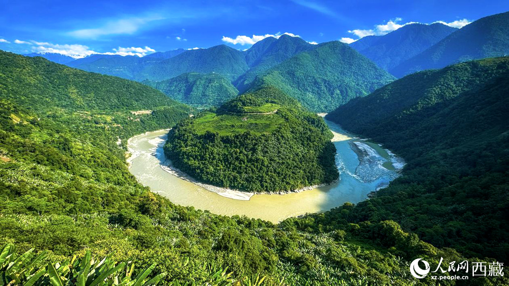 風(fēng)景秀麗、植被繁茂的西藏林芝市墨脫縣果果塘大拐彎。人民網(wǎng)記者 次仁羅布攝