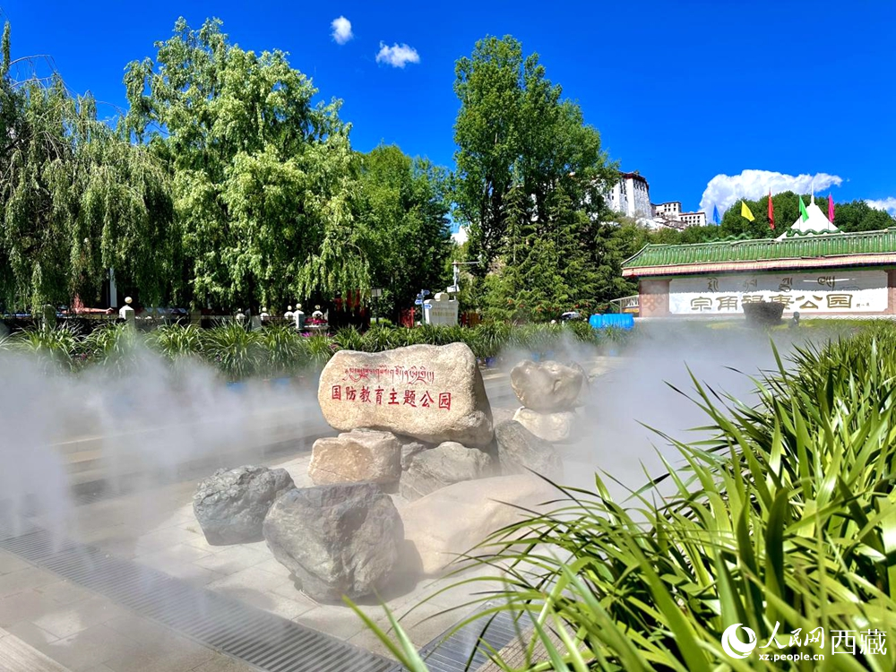 布達(dá)拉宮腳下的宗角祿康公園。