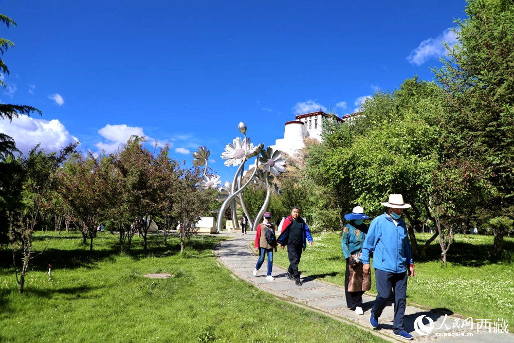 市民在公園內(nèi)散步。