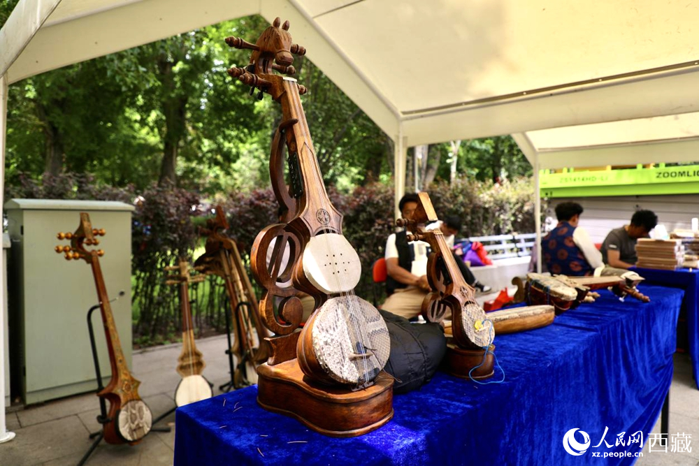 拉薩非遺集市上的扎念琴。