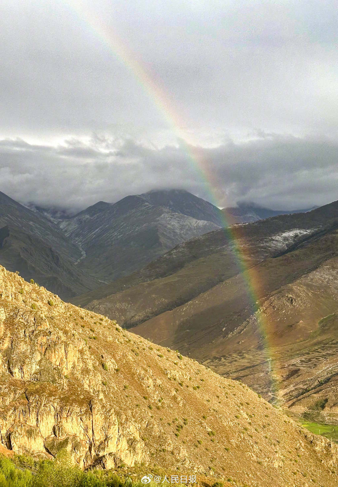 接好運(yùn)！青藏高原現(xiàn)巨大彩虹橋