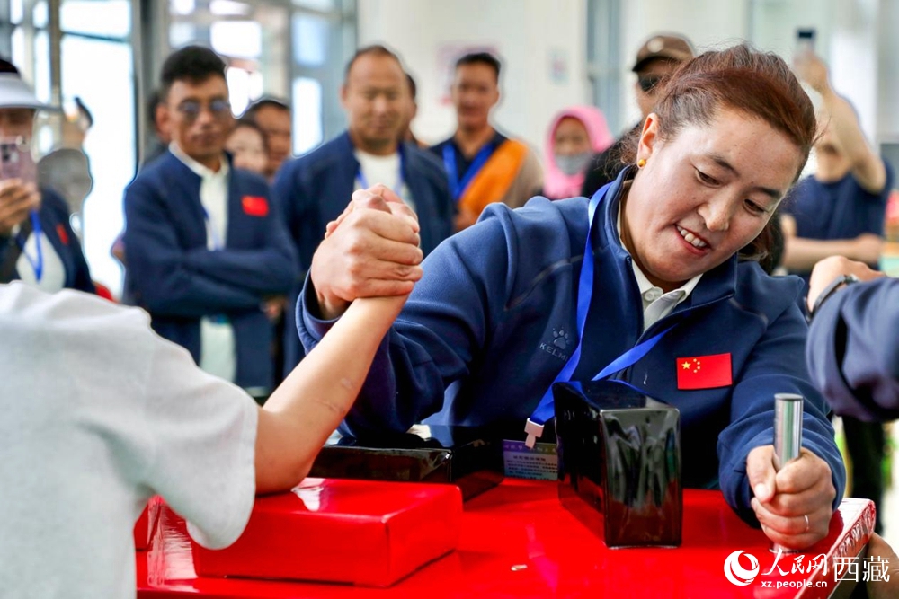 拉薩首屆農(nóng)牧民運(yùn)動(dòng)會(huì)上的掰手腕比賽現(xiàn)場(chǎng)。