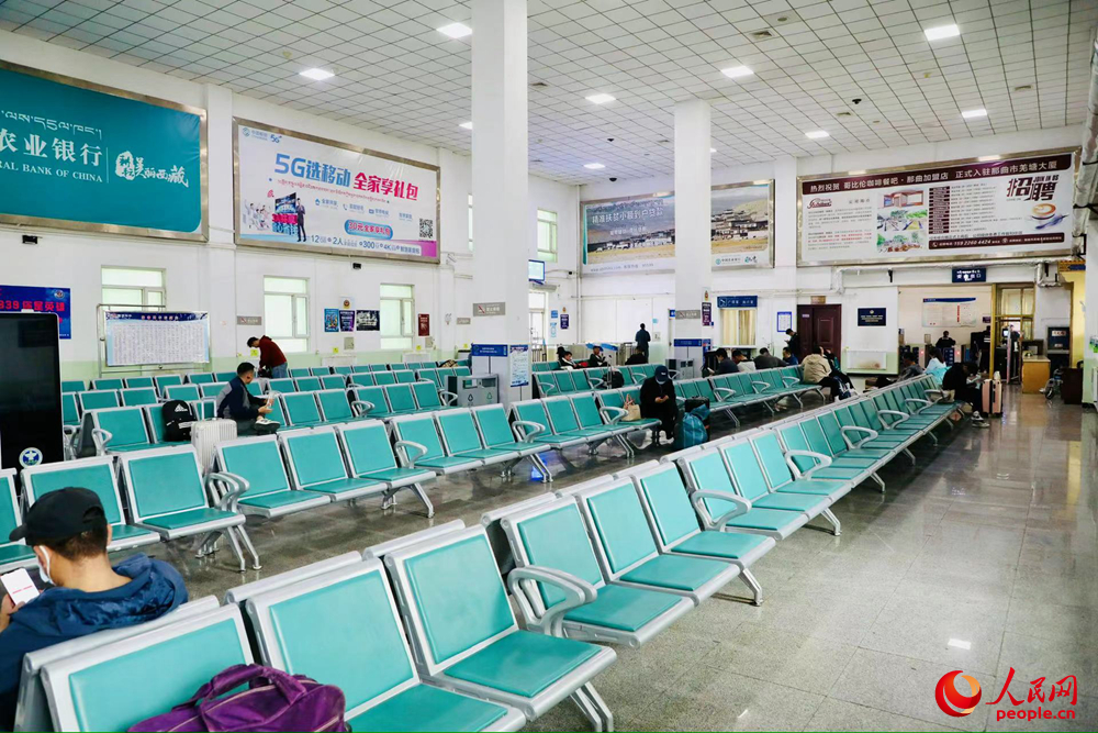 火車站內(nèi)景。人民網(wǎng)記者 次仁羅布攝