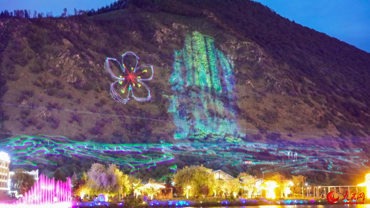 西藏林芝市民族團(tuán)結(jié)廣場燈光秀舞動(dòng)。人民網(wǎng)記者 趙晨攝