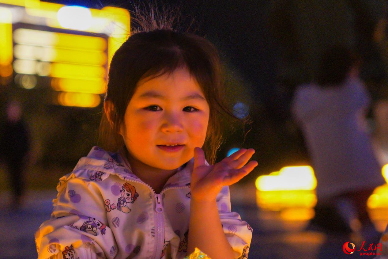 西藏林芝市民族團(tuán)結(jié)廣場上的兒童。人民網(wǎng)記者 趙晨攝