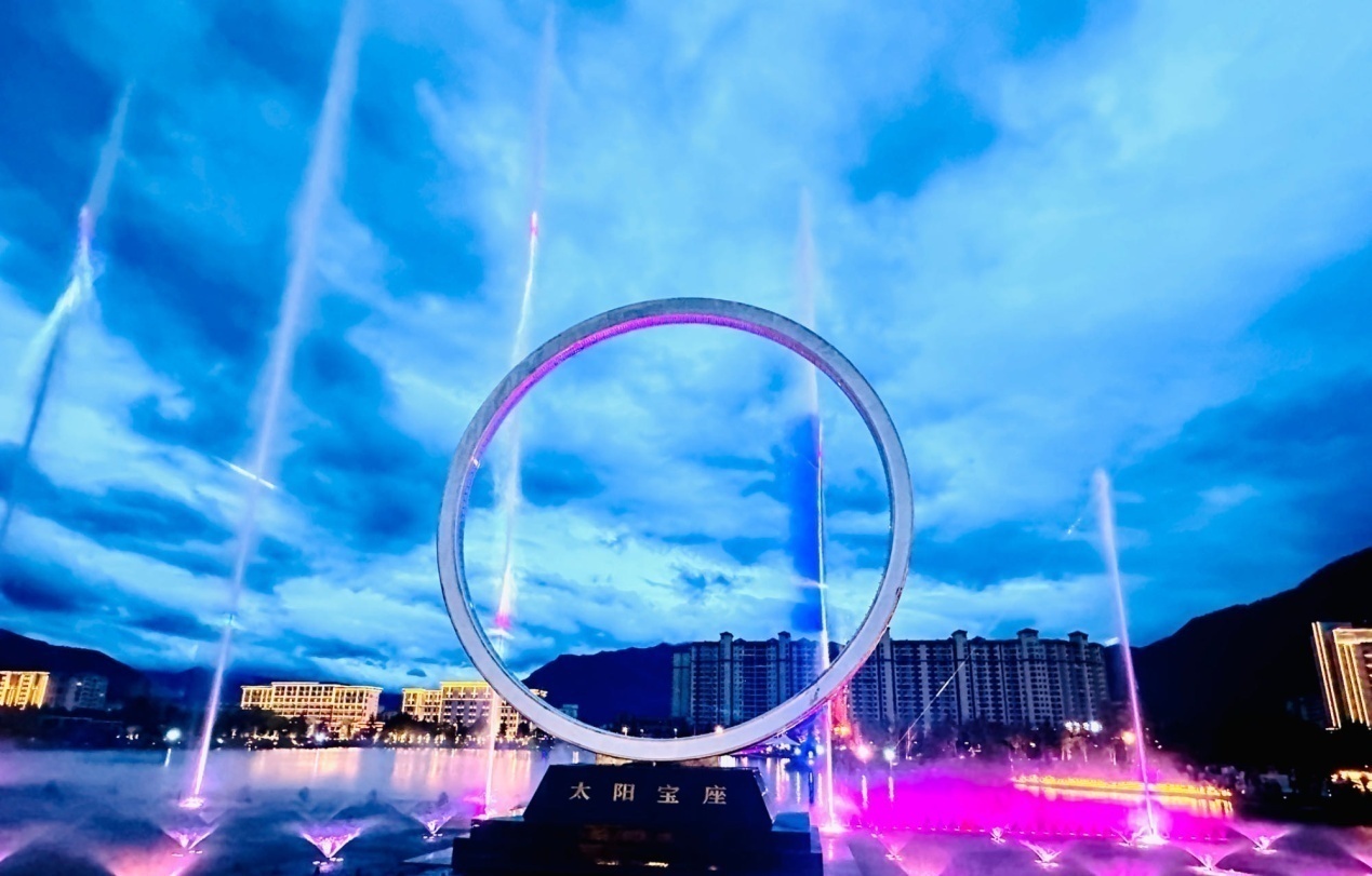 工布公園里的音樂水秀噴泉。人民網(wǎng)記者 益西康珠攝