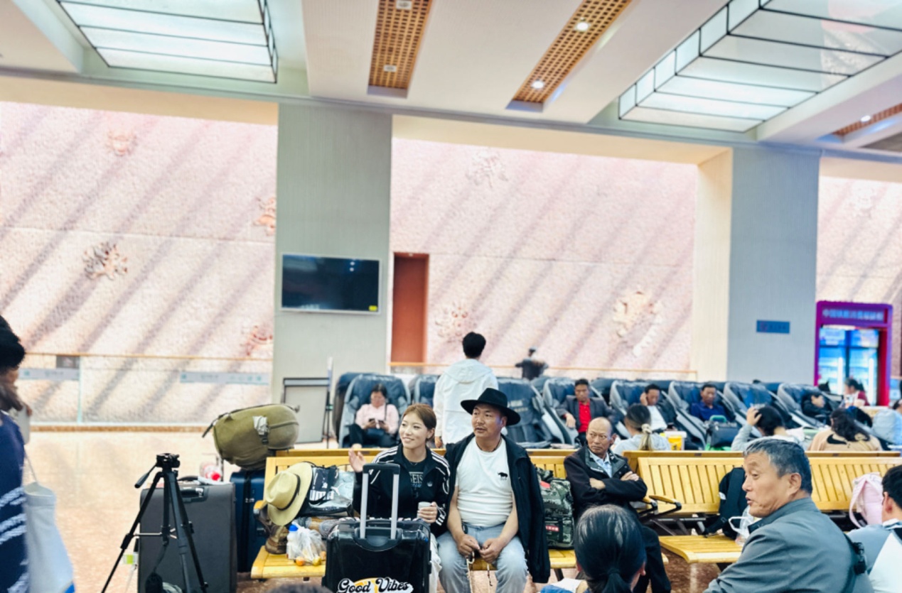 在拉薩火車站候車廳等候列車的乘客。人民網(wǎng)記者 益西康珠攝