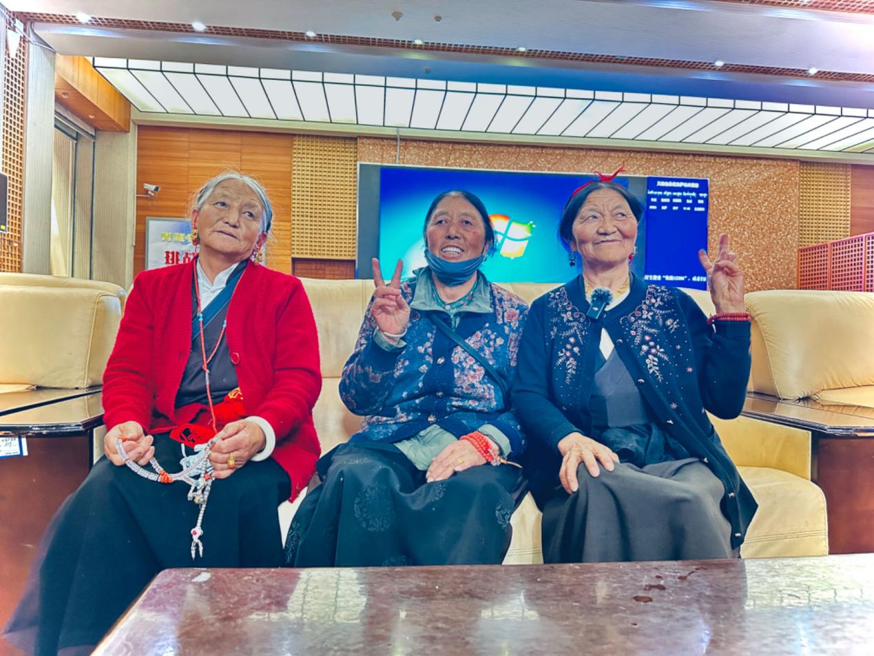 來自四川甘孜的三位阿媽在拉薩火車站等候前往青海西寧的列車。人民網(wǎng)記者 益西康珠攝