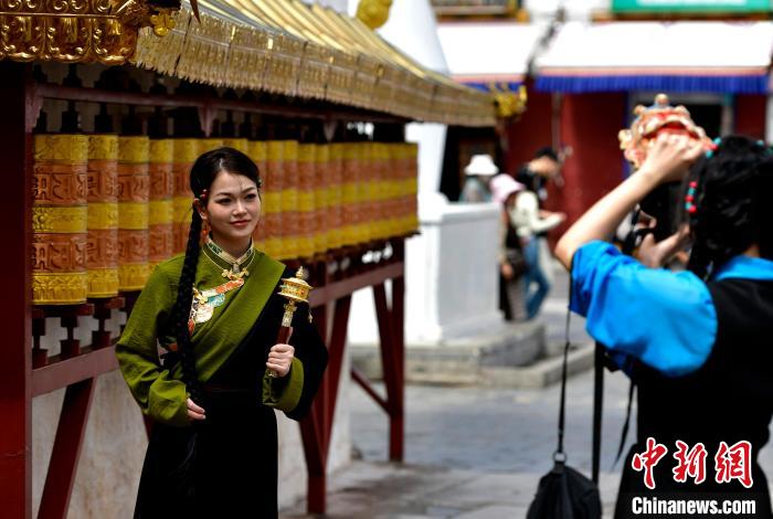 西藏拉薩:旅游旺季八廓街藏服寫真火熱